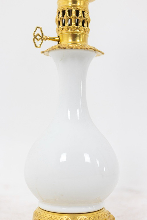 Coppia di lampade in porcellana bianca e bronzo, 1880 circa, LS3770397