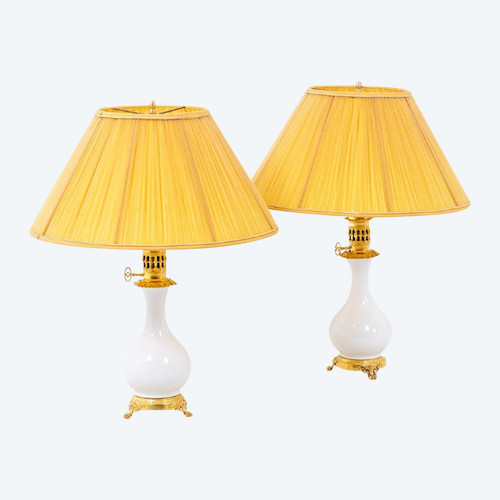 Coppia di lampade in porcellana bianca e bronzo, 1880 circa, LS3770397