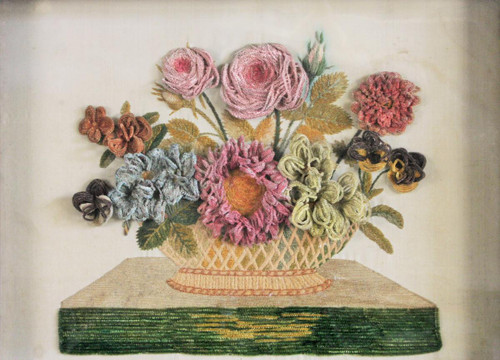 fleurs en soie brodée dans un cadre vitrine, époque Napoléon III