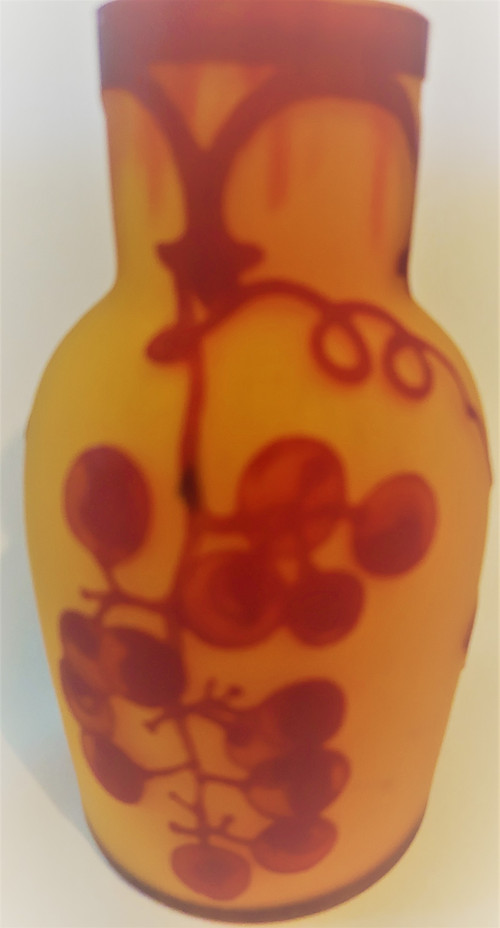 Vine decor vase cleared with acid signed by Degué David GUERON (1892-1950) height 13.8 diam 7 cm
