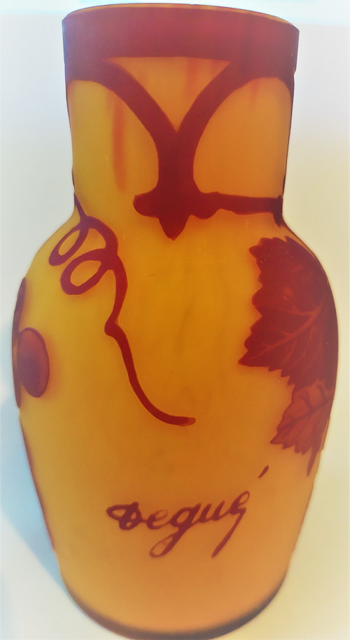 Vine decor vase cleared with acid signed by Degué David GUERON (1892-1950) height 13.8 diam 7 cm