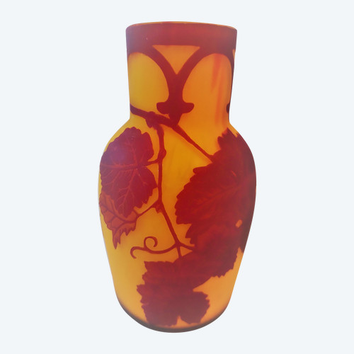 Vine decor vase cleared with acid signed by Degué David GUERON (1892-1950) height 13.8 diam 7 cm