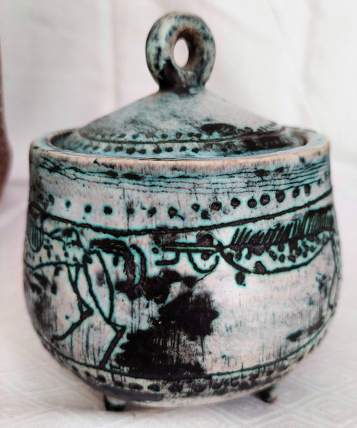 JACQUES BLIN (1920-1995) Small earthenware cauldron with incised and enameled decoration of horses on a green wiped background. Rests on four small feet. Sign. H. 14 D 12 cm