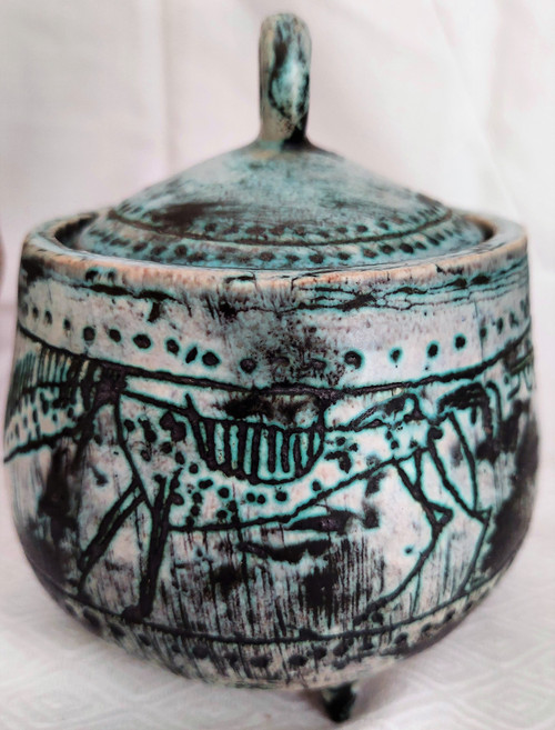 JACQUES BLIN (1920-1995) Small earthenware cauldron with incised and enameled decoration of horses on a green wiped background. Rests on four small feet. Sign. H. 14 D 12 cm
