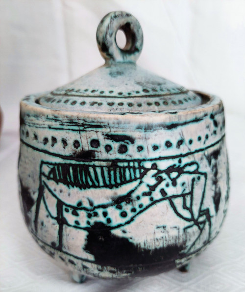 JACQUES BLIN (1920-1995) Small earthenware cauldron with incised and enameled decoration of horses on a green wiped background. Rests on four small feet. Sign. H. 14 D 12 cm