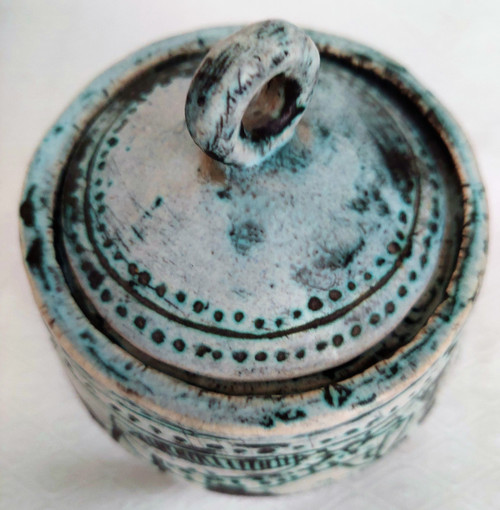 JACQUES BLIN (1920-1995) Small earthenware cauldron with incised and enameled decoration of horses on a green wiped background. Rests on four small feet. Sign. H. 14 D 12 cm