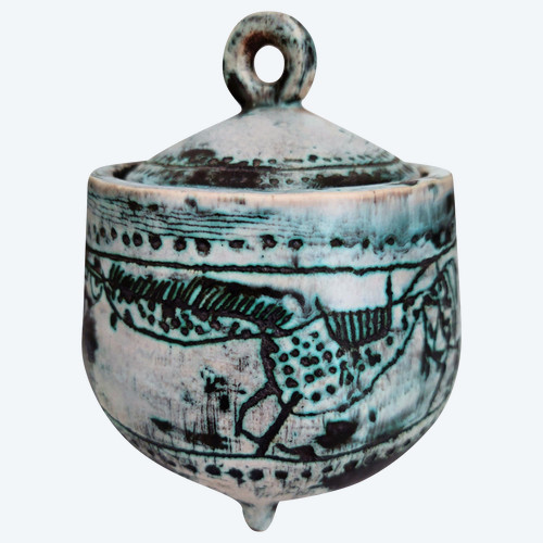 JACQUES BLIN (1920-1995) Small earthenware cauldron with incised and enameled decoration of horses on a green wiped background. Rests on four small feet. Sign. H. 14 D 12 cm