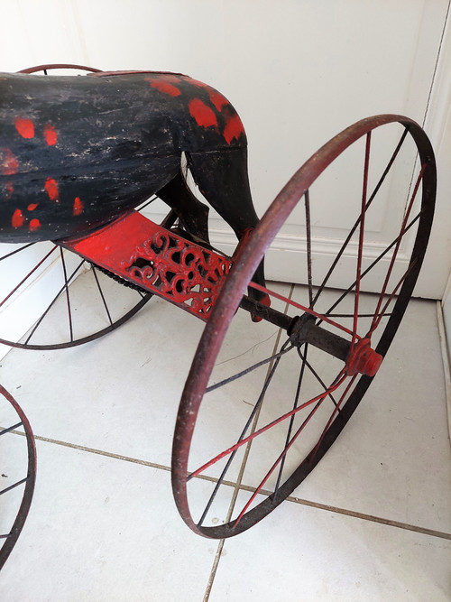 Vecchio cavallo triciclo in legno e testa in ghisa, epoca 800 misure altezza 74 larghezza 83 profondità 45 cm