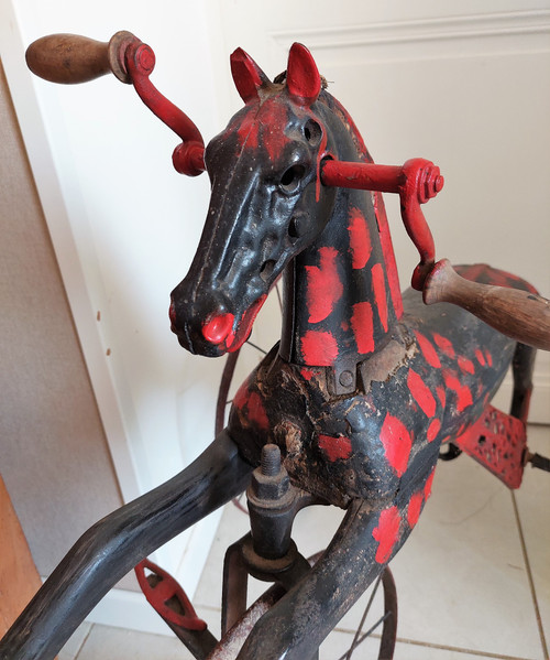 Vecchio cavallo triciclo in legno e testa in ghisa, epoca 800 misure altezza 74 larghezza 83 profondità 45 cm