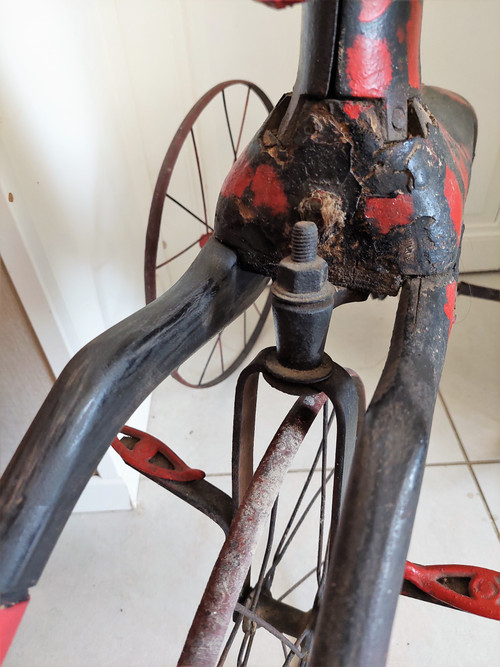 Vecchio cavallo triciclo in legno e testa in ghisa, epoca 800 misure altezza 74 larghezza 83 profondità 45 cm