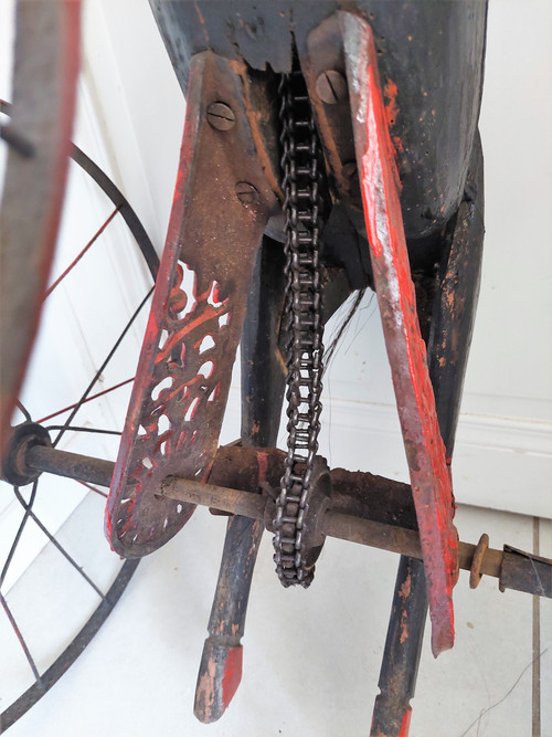 Vecchio cavallo triciclo in legno e testa in ghisa, epoca 800 misure altezza 74 larghezza 83 profondità 45 cm