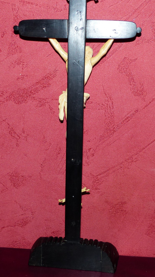 Crucifix avec croix en ébène et beau Christ sculpté 19ème