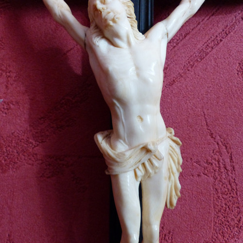 Crucifix avec croix en ébène et beau Christ sculpté 19ème