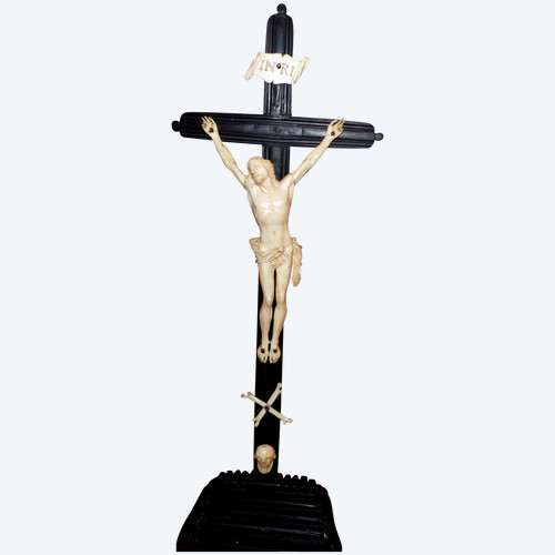 Crucifix avec croix en ébène et beau Christ sculpté 19ème