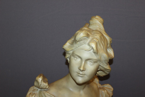 Jugendstil-Skulptur einer jungen Frau mit dem Titel „Curious“ von Madrassi