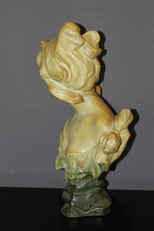 Jugendstil-Skulptur einer jungen Frau mit dem Titel „Curious“ von Madrassi