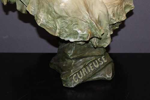 Jugendstil-Skulptur einer jungen Frau mit dem Titel „Curious“ von Madrassi