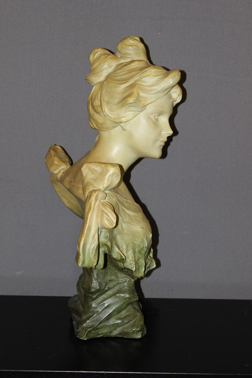 Jugendstil-Skulptur einer jungen Frau mit dem Titel „Curious“ von Madrassi