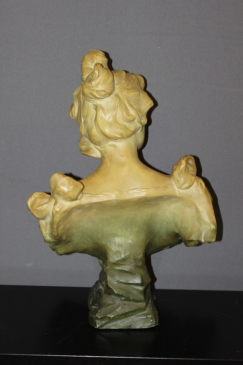 Jugendstil-Skulptur einer jungen Frau mit dem Titel „Curious“ von Madrassi