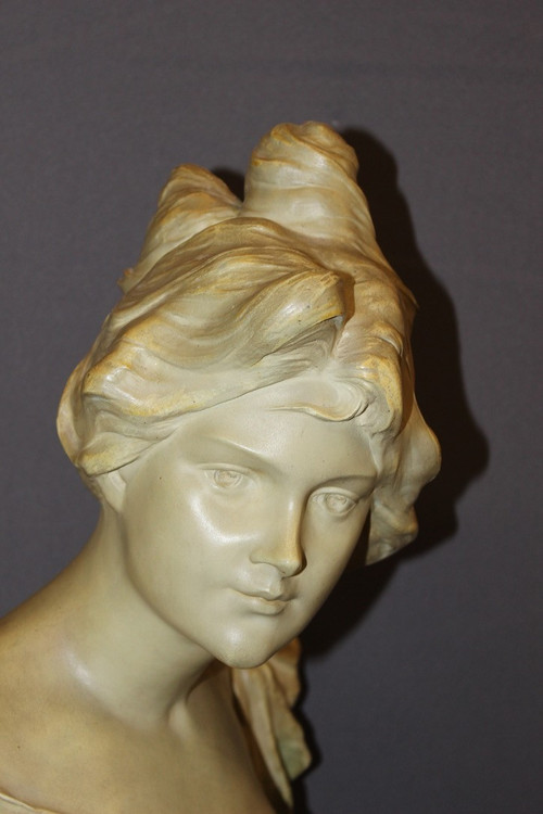 Jugendstil-Skulptur einer jungen Frau mit dem Titel „Curious“ von Madrassi