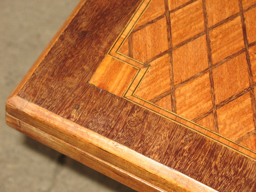 Table à jeux et à système en marqueterie à décor de losanges époque 19ème de style Louis XVI
