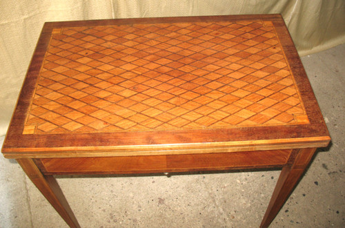 Table à jeux et à système en marqueterie à décor de losanges époque 19ème de style Louis XVI