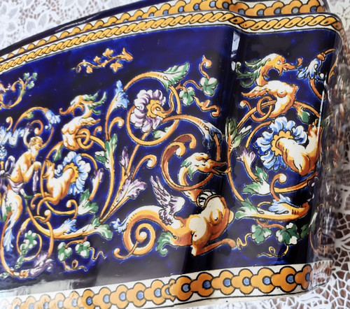 Seltener fächerförmiger Gien-Übertopf mit blauem italienischem Renaissance-Dekor