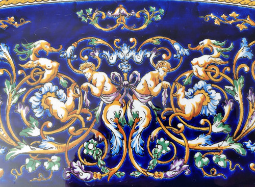 Seltener fächerförmiger Gien-Übertopf mit blauem italienischem Renaissance-Dekor