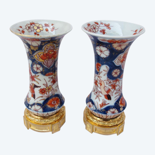 Paire De Petits Vases Cornets En Porcelaine Imari, Circa 1880 - LS2535351