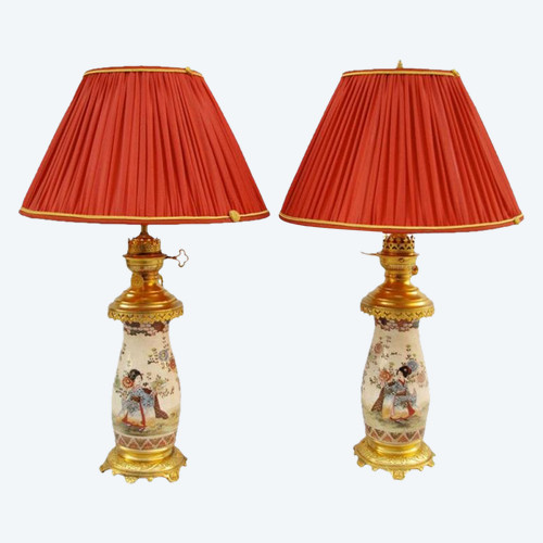 Paire De Lampes En Faïence Fine De Satsuma, Décor De Geishas, Circa 1880 - LS2244921