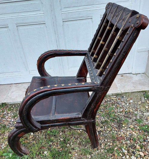 Fauteuil Marocain de mariage avec cuir clouté et laiton sur bois 19eme siecle 