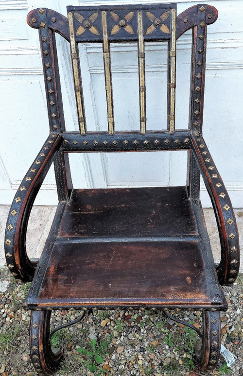 Fauteuil Marocain de mariage avec cuir clouté et laiton sur bois 19eme siecle 