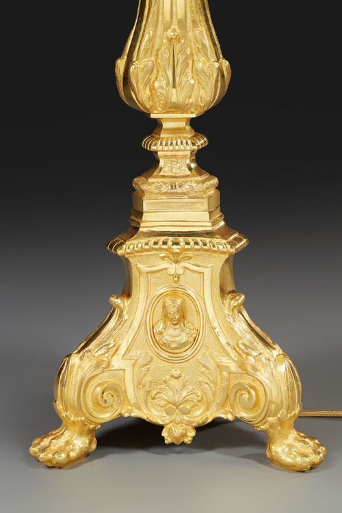 Pair Of Gilded Bronze Candlesticks With Medallion Decoration And Lampshade, 19th Century 
