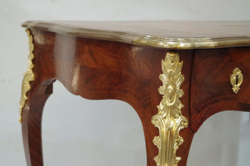 Piccola scrivania piatta in stile Luigi XV con intarsi in kingwood, circa 1880 - LS34421601
