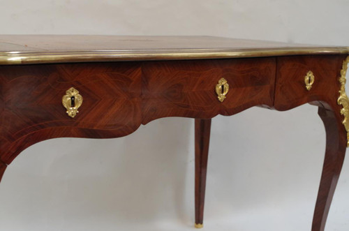 Piccola scrivania piatta in stile Luigi XV con intarsi in kingwood, circa 1880 - LS34421601