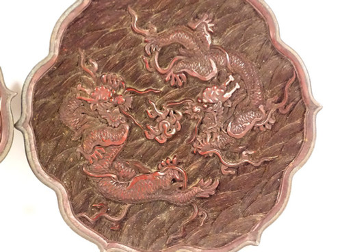 Paire Plats Laque Cinabre Chine Dragons Perle Signature Qianlong XIXème
