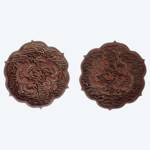 Paire Plats Laque Cinabre Chine Dragons Perle Signature Qianlong XIXème
