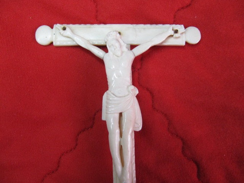 Old carved Indo-Portuguese crucifix from Goa, late 18th century