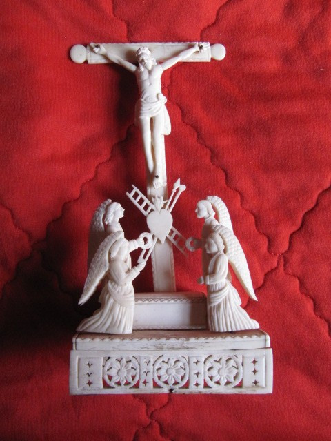 Old carved Indo-Portuguese crucifix from Goa, late 18th century