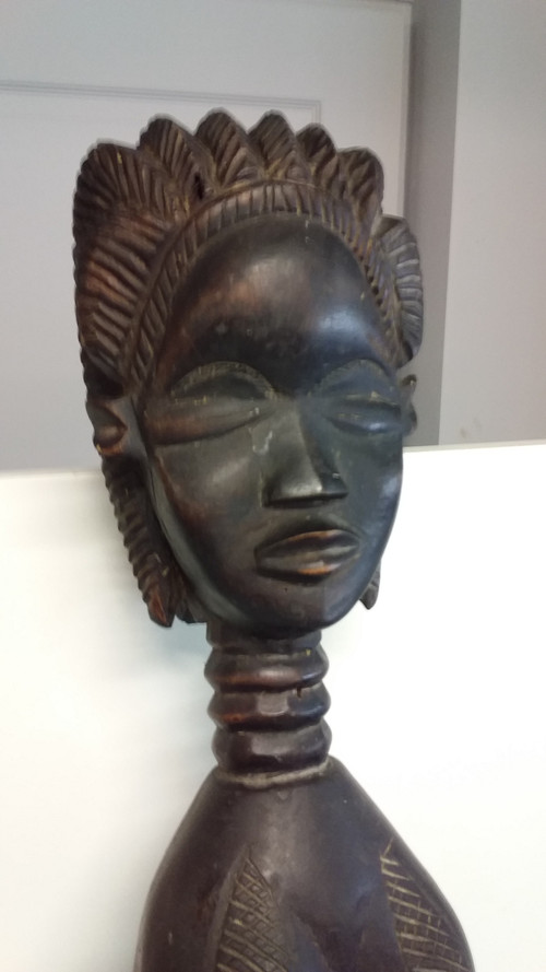 Cucchiaio cerimoniale Wakémia decorato con una testa di donna liberiana