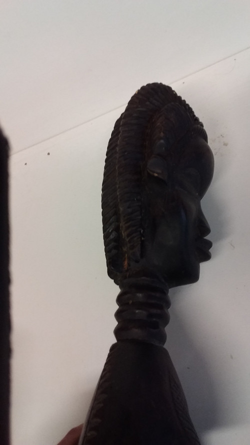 Cucchiaio cerimoniale Wakémia decorato con una testa di donna liberiana