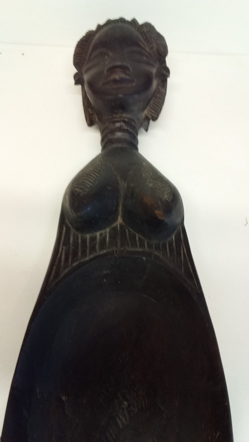 Cucchiaio cerimoniale Wakémia decorato con una testa di donna liberiana