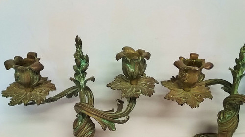 Paar Kerzenleuchter im Louis-XV-Stil aus grün patinierter Bronze, Ende des 19. Jahrhunderts