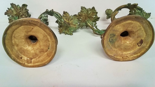 Paar Kerzenleuchter im Louis-XV-Stil aus grün patinierter Bronze, Ende des 19. Jahrhunderts