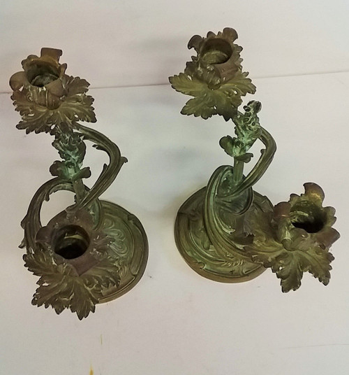 Paar Kerzenleuchter im Louis-XV-Stil aus grün patinierter Bronze, Ende des 19. Jahrhunderts