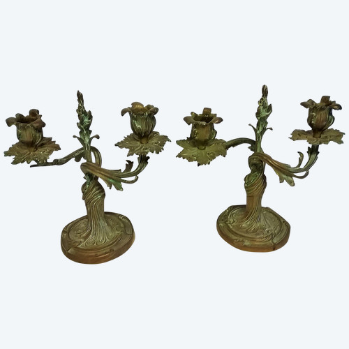 Paar Kerzenleuchter im Louis-XV-Stil aus grün patinierter Bronze, Ende des 19. Jahrhunderts