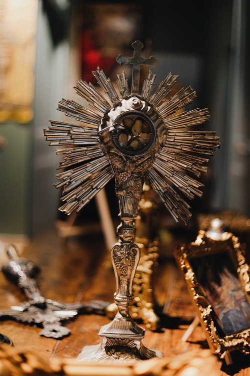XIX ostensorio in argento sbalzato