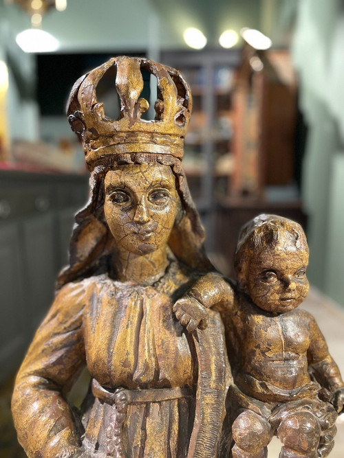 Große Madonna mit Kind Aus Goldener Terrakotta