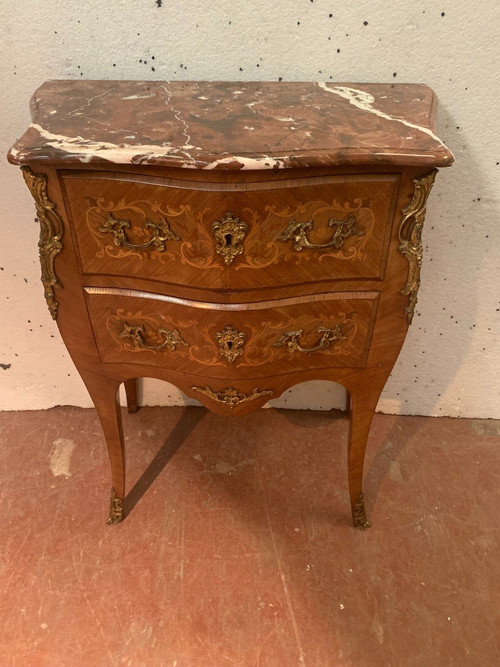 Petite Commode Galbée En Bois De Placage De Style Louis XV / XX Siècle
