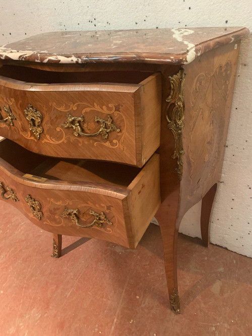 Petite Commode Galbée En Bois De Placage De Style Louis XV / XX Siècle